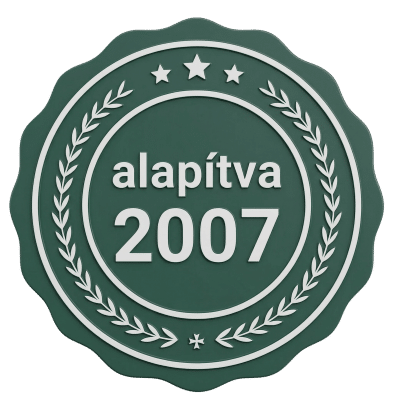 Mélyzöld, kerek bizalmi plecsni fehér díszítéssel és babérkoszorúval. A plecsni középső része a fehér színű 'alapítva 2007' feliratot tartalmazza, igazolva a Servitius Transport költöztető cég több mint 18 éves megbízható múltját.